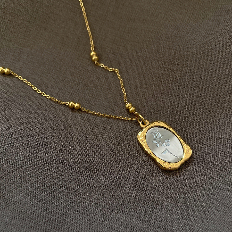 Collier français luxueux pendentif floral doré