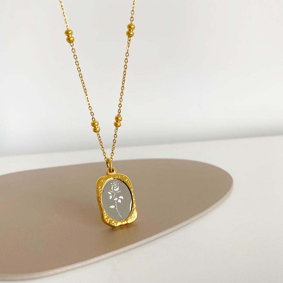 Collier français luxueux pendentif floral doré