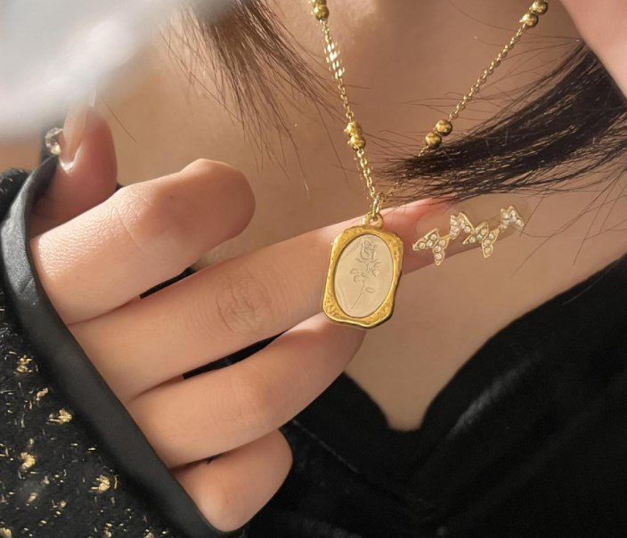 Collier français luxueux pendentif floral doré